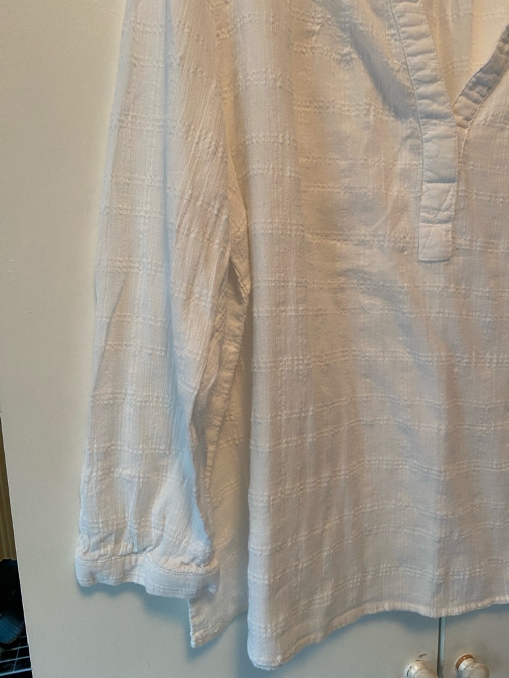 Old Navy White Textured V-Neck Blouse - Picture 2 of 4